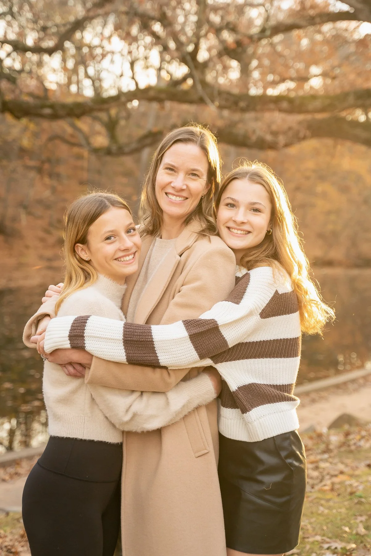 13-teresa-mansbach-mother-hugging-her-two-older-daughters-in-autumn-mountainside-nj-id-023.jpg