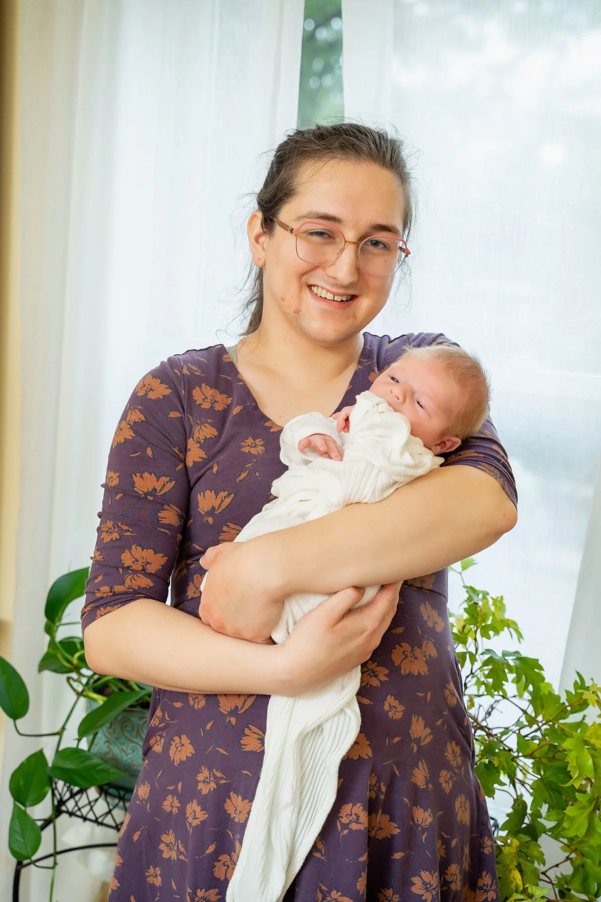 19-teresa-mansbach-mother-holding-her-newborn-baby-near-a-window-id-081.jpg