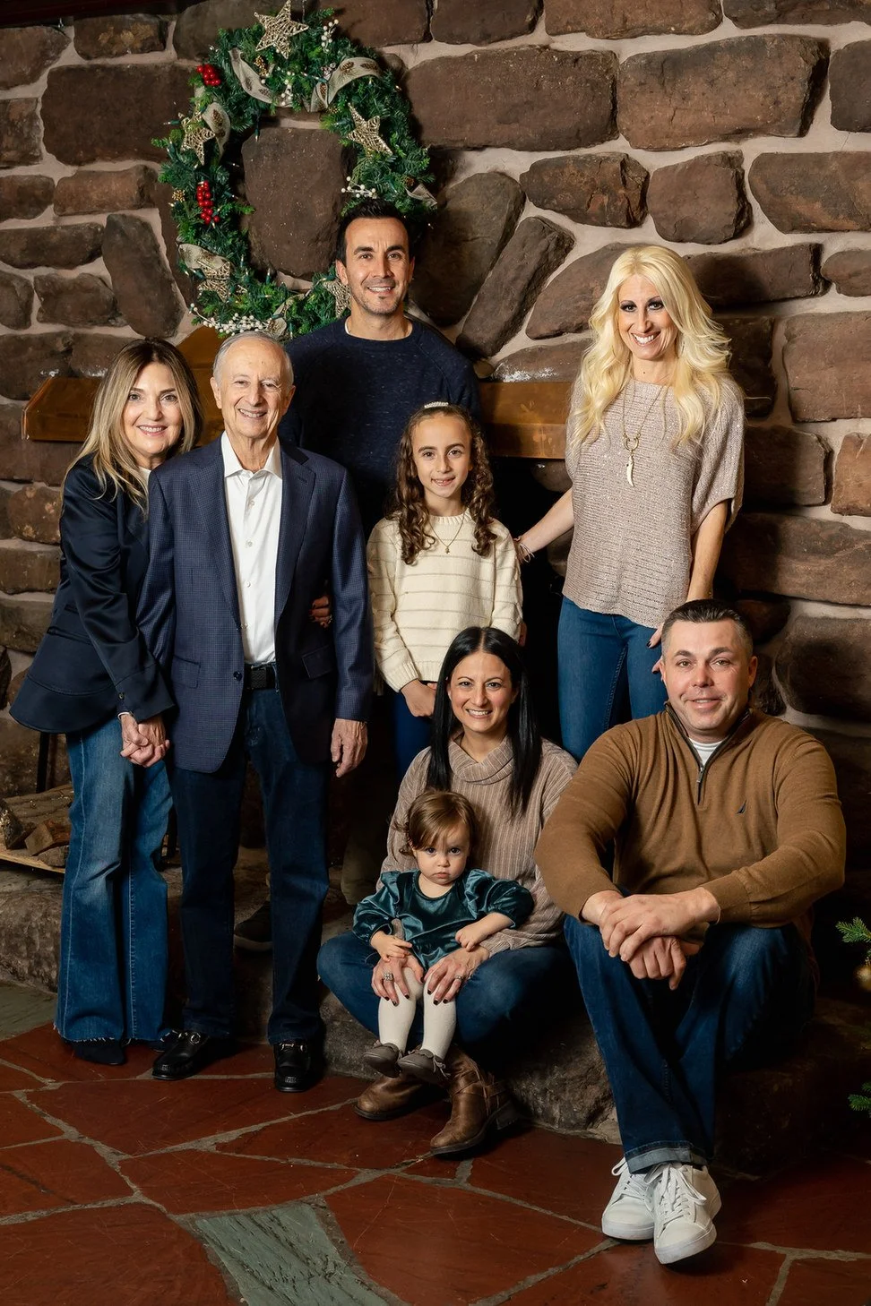 06-teresa-mansbach-extended-family-with-a-baby-gathered-indoors-shackamaxon-country-club-scotch-plains-nj-id-084.jpg