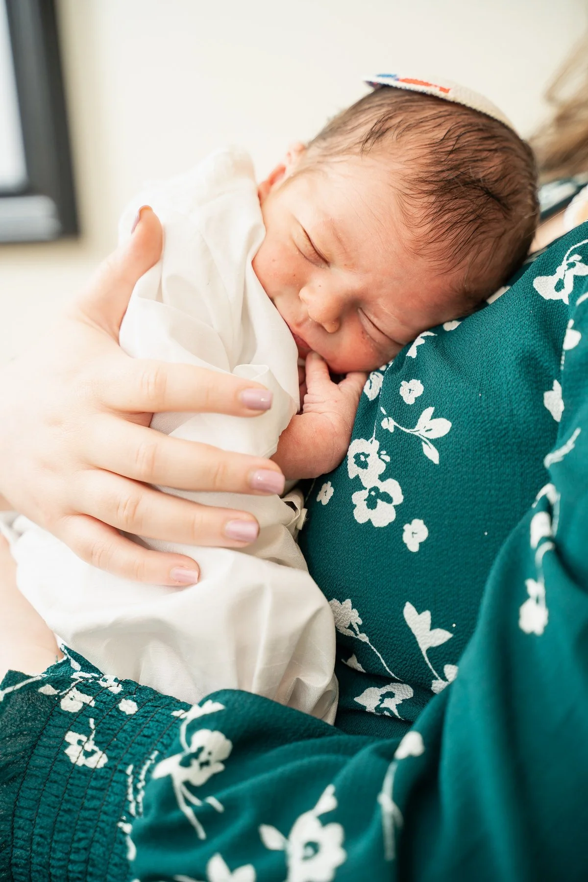 09-teresa-mansbach-close-portrait-of-a-sleeping-newborn-in-a-parent-s-arms-linden-nj-id-095.jpg
