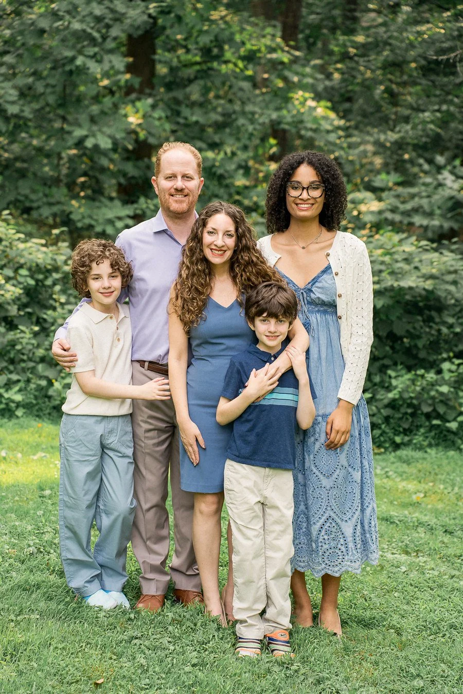 12-teresa-mansbach-parents-with-three-older-children-in-a-wooded-park-id-228.jpg