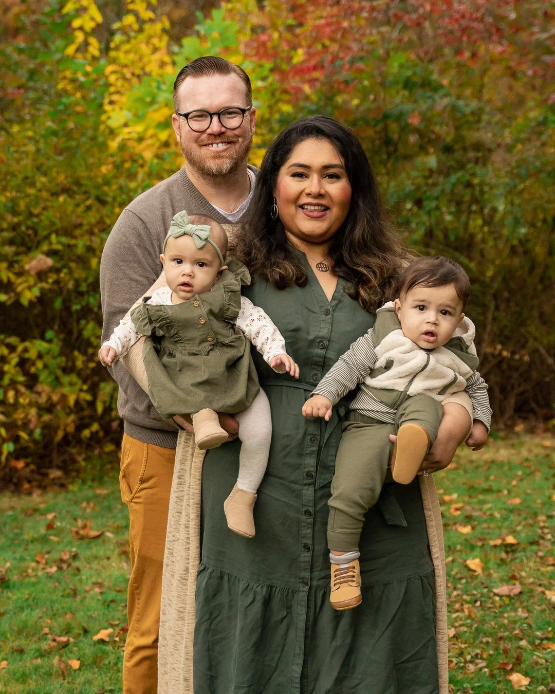 14-teresa-mansbach-parents-holding-twin-babies-in-an-autumn-park-westfield-nj-id-249.jpg