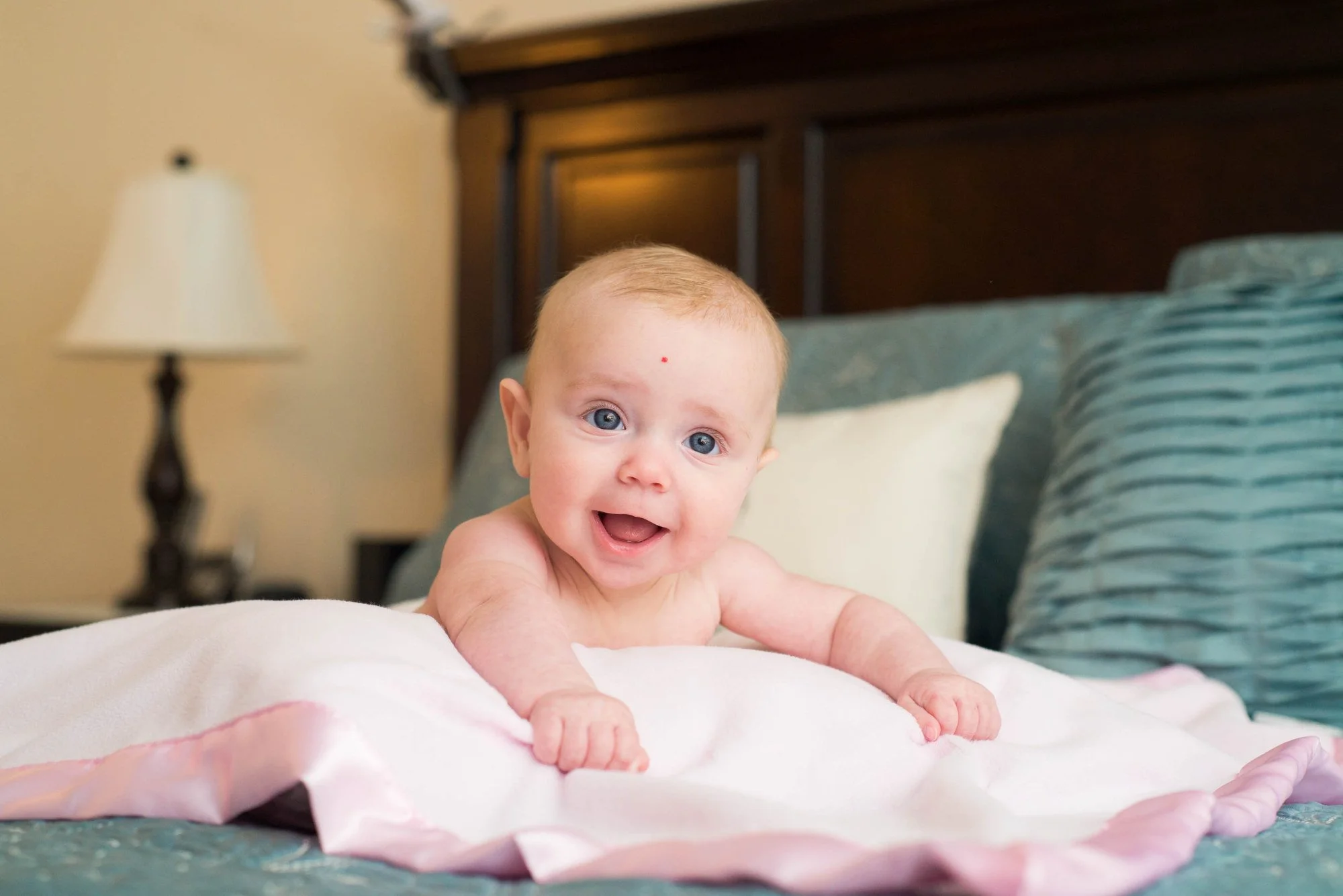 17-teresa-mansbach-baby-smiling-during-an-in-home-portrait-id-102.jpg