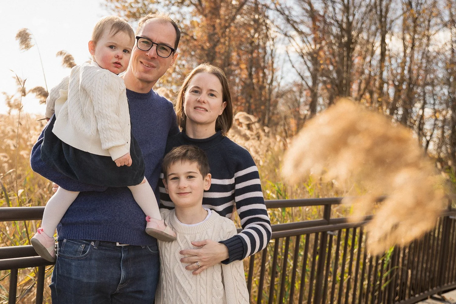 09-teresa-mansbach-parents-with-a-toddler-and-older-son-in-an-autumn-park-id-123.jpg