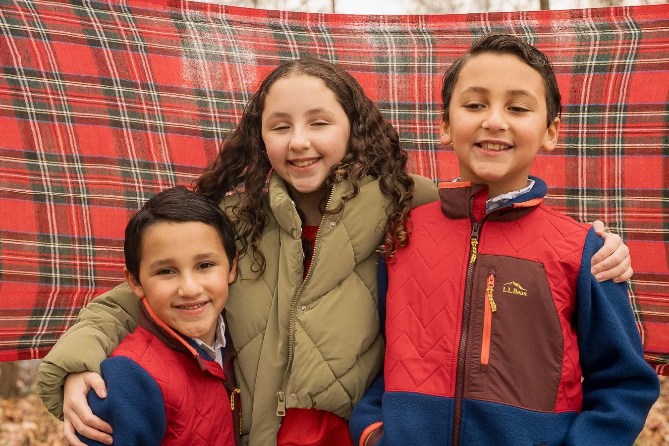 16-teresa-mansbach-four-children-smiling-together-on-a-plaid-blanket-id-171.jpg