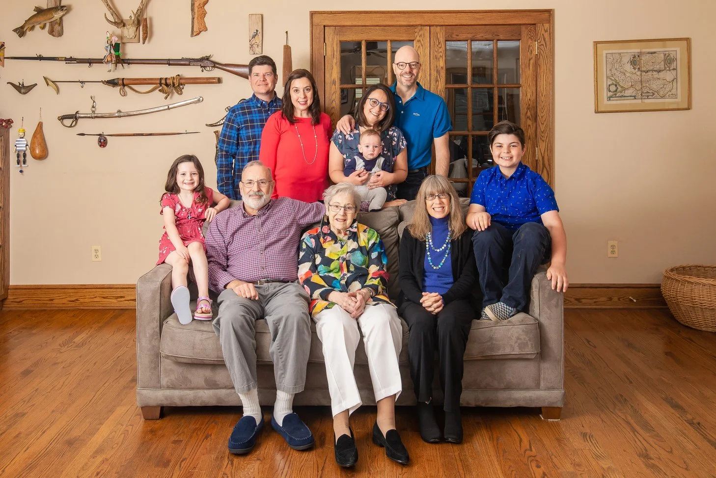 18-teresa-mansbach-multigenerational-family-gathered-together-in-a-living-room-verona-nj-id-149.jpg