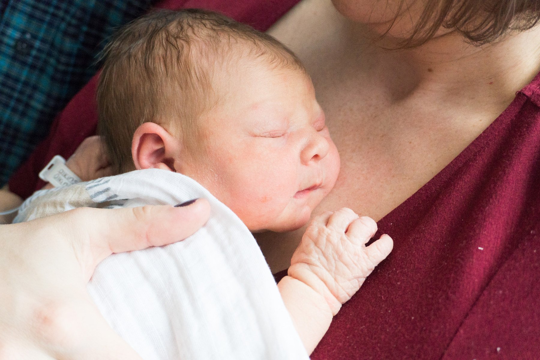 03-teresa-mansbach-sleeping-newborn-resting-in-a-parent-s-arms-id-114.jpg