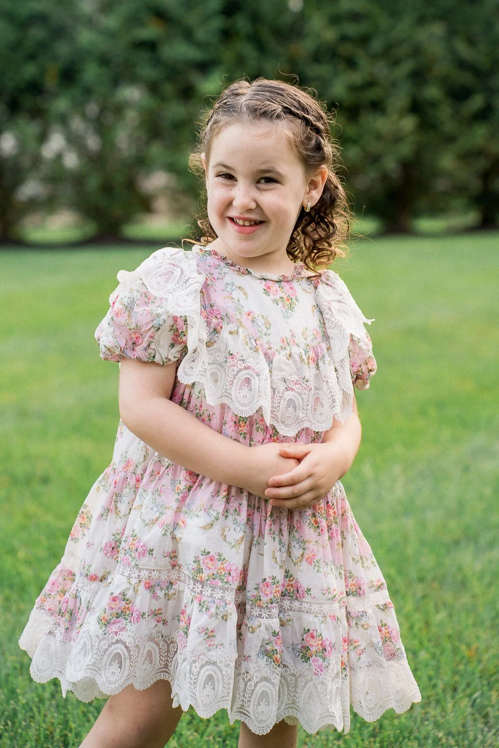 06-teresa-mansbach-young-girl-in-a-floral-dress-outdoors-id-224.jpg