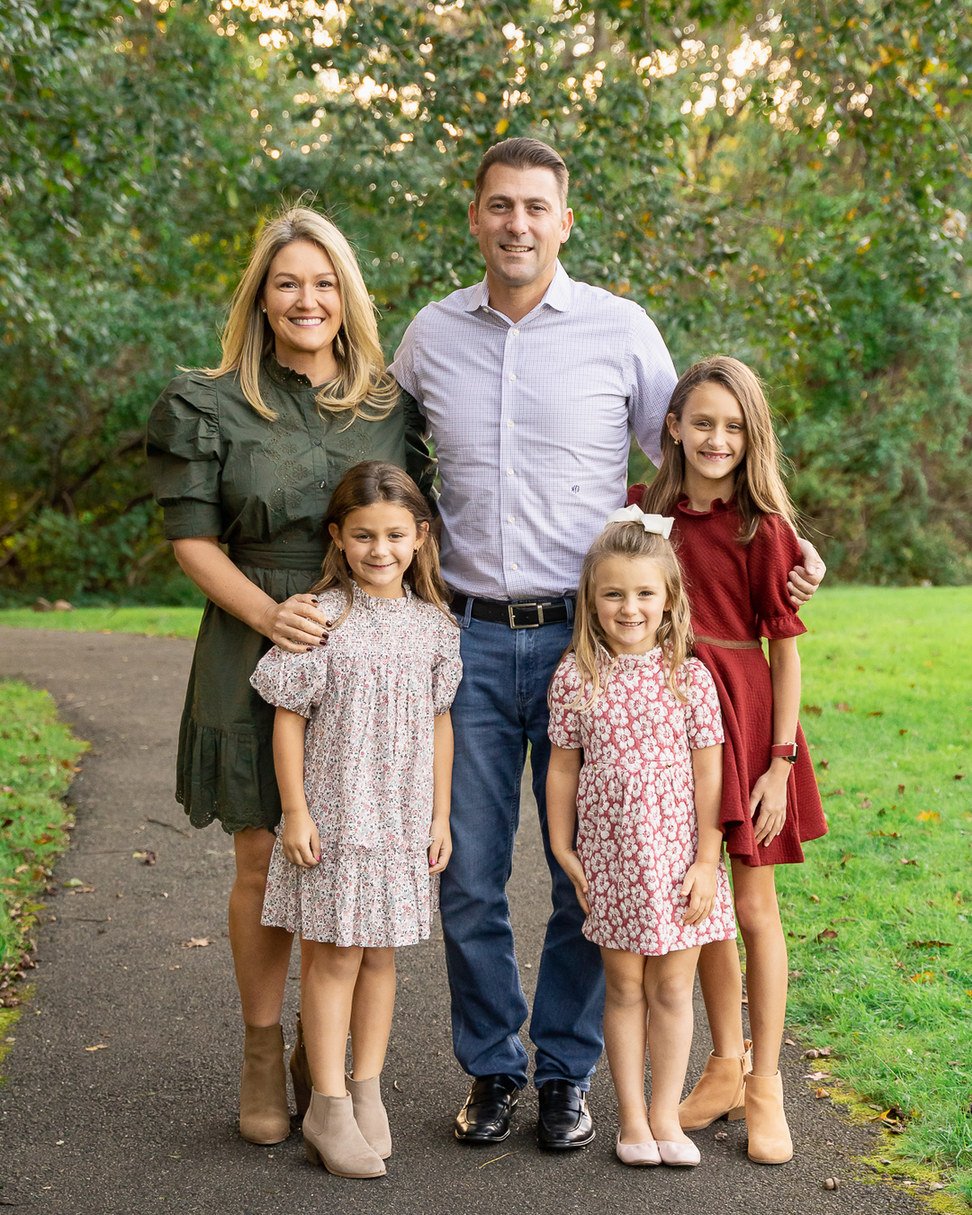 09-teresa-mansbach-parents-with-three-older-daughters-in-a-park-id-245.jpg
