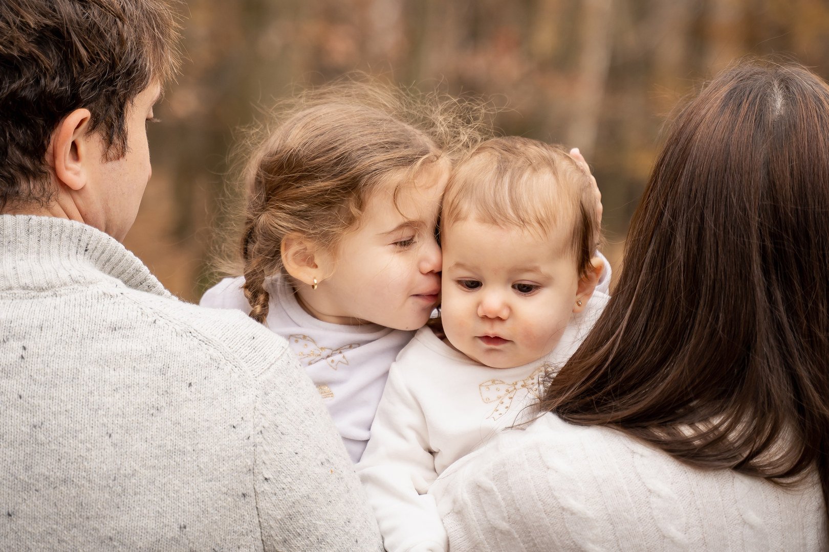 11-teresa-mansbach-older-sister-kissing-a-baby-held-by-their-parents-linden-nj-id-031.jpg