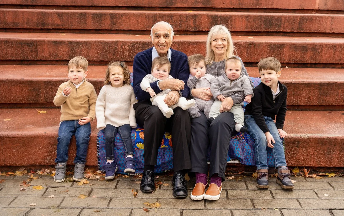 09-teresa-mansbach-grandparents-seated-with-five-grandchildren-on-outdoor-steps-jersey-city-nj-id-161.jpg