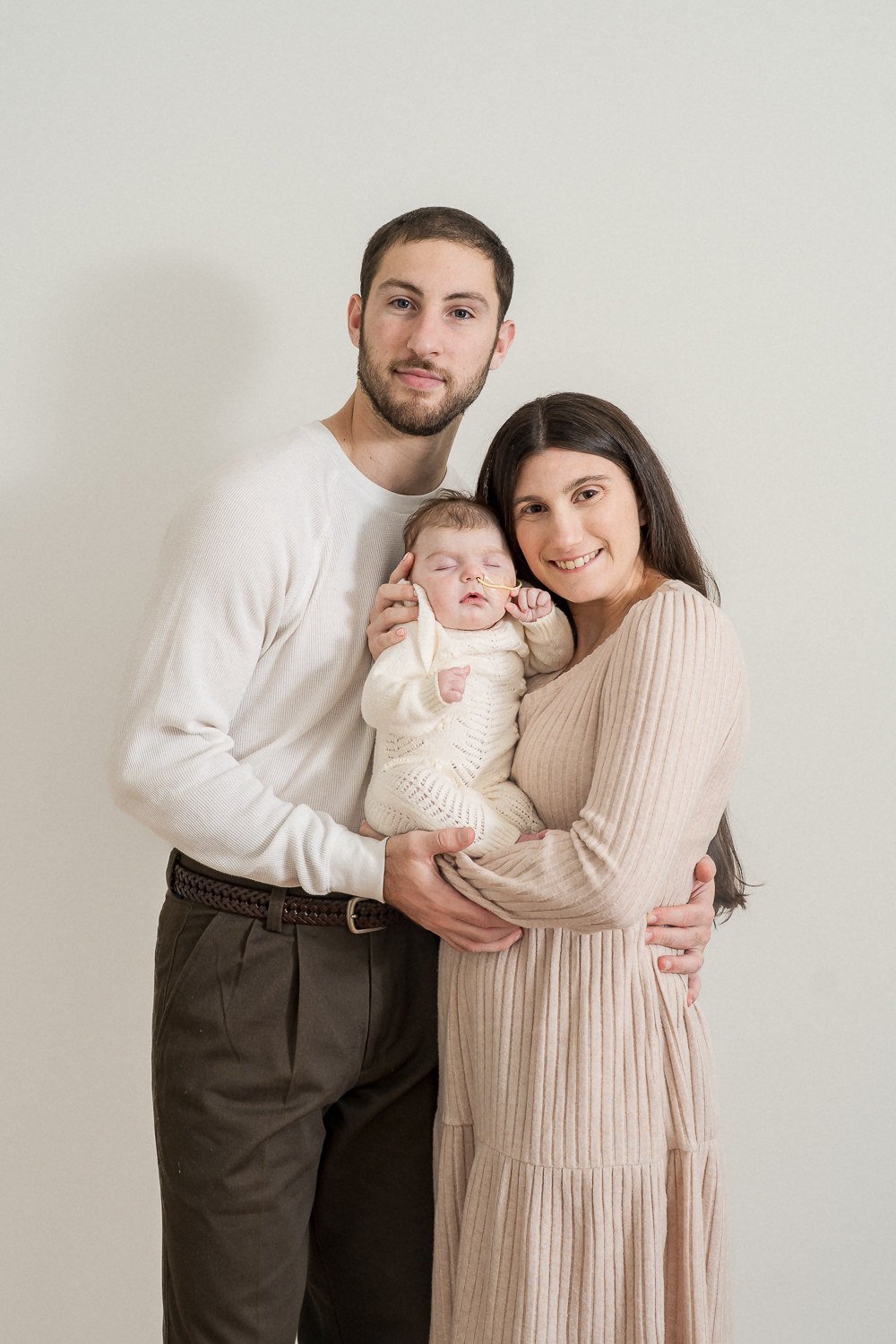 17-teresa-mansbach-parents-holding-their-newborn-baby-indoors-kenilworth-nj-id-049.jpg