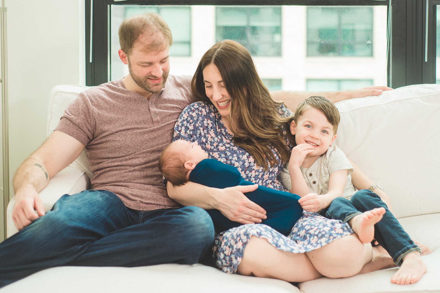 03-teresa-mansbach-parents-relaxing-with-their-baby-and-older-daughter-at-home-id-099.jpg
