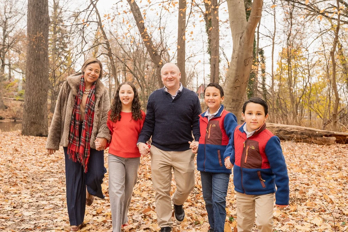 05-teresa-mansbach-multigenerational-family-walking-together-in-an-autumn-forest-id-170.jpg
