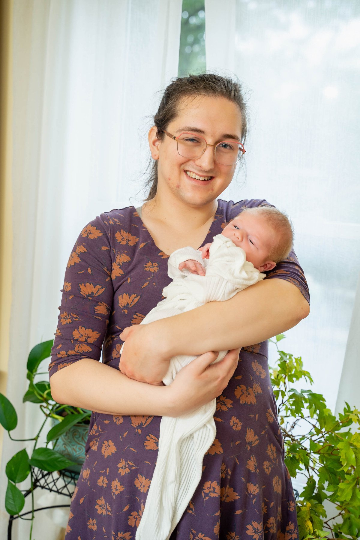 14-teresa-mansbach-mother-holding-her-newborn-baby-near-a-window-id-081.jpg