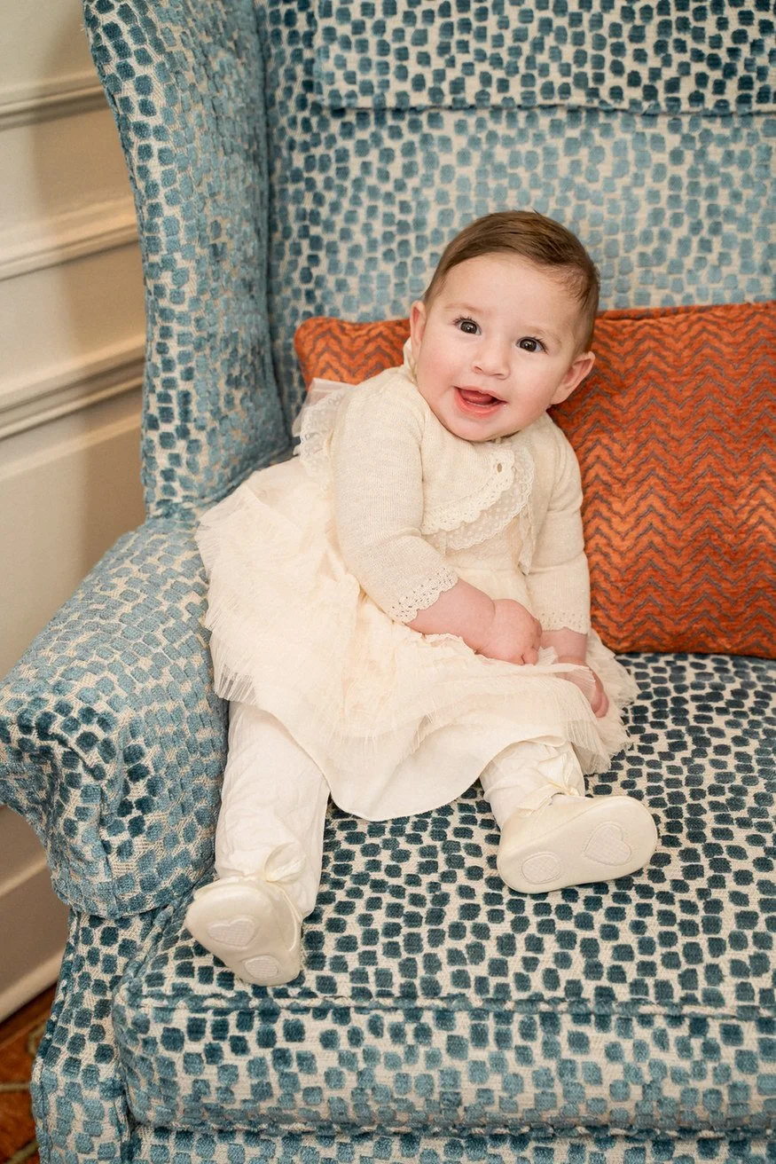 18-teresa-mansbach-baby-smiling-while-seated-in-an-upholstered-chair-id-064.jpg