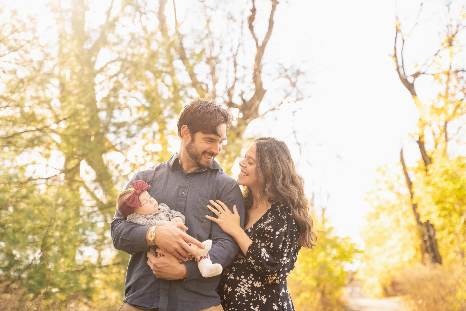 08-teresa-mansbach-parents-holding-their-newborn-baby-in-golden-evening-light-cranford-nj-id-152.jpg