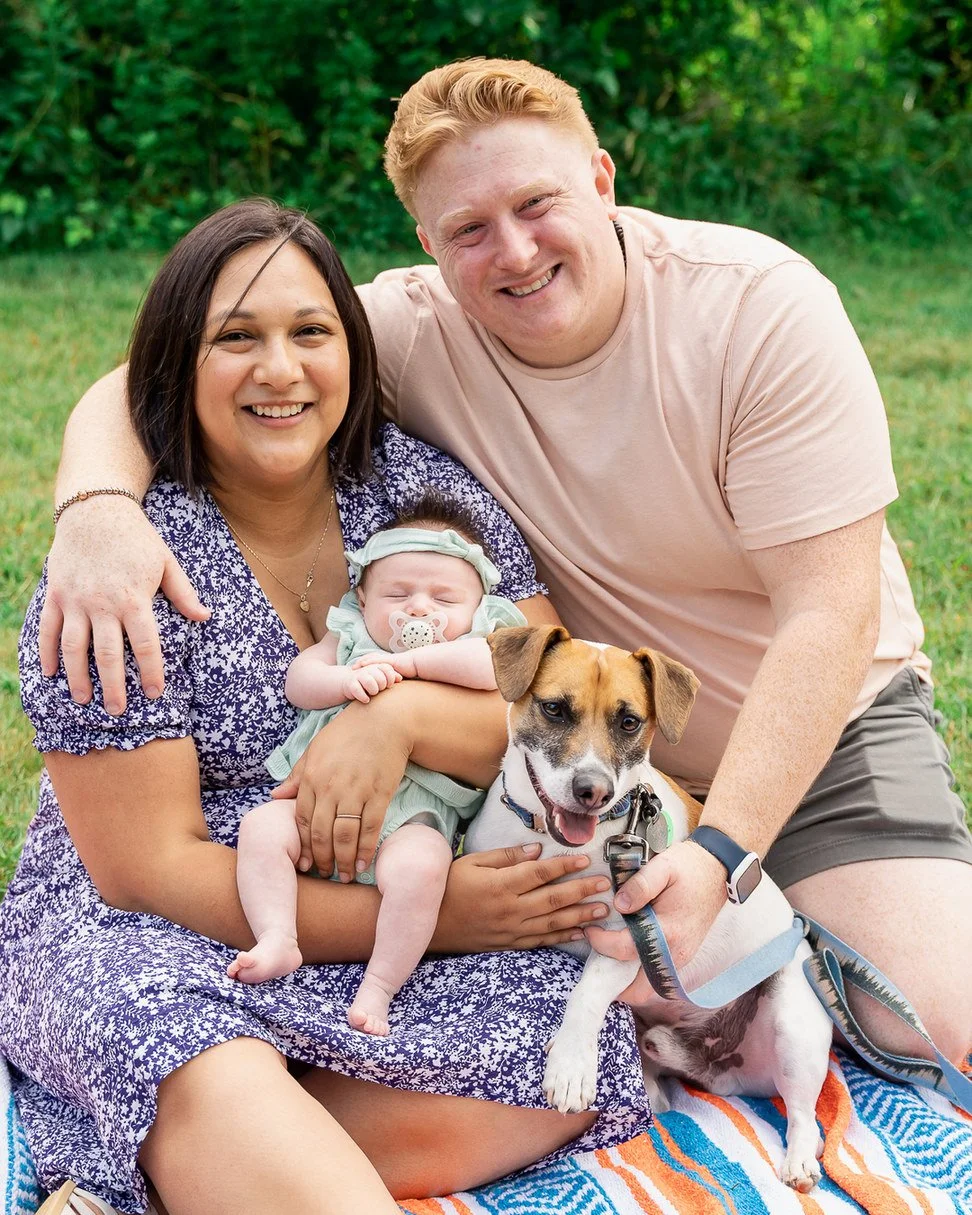 02-teresa-mansbach-parents-holding-their-baby-and-small-dog-outdoors-id-058.jpg