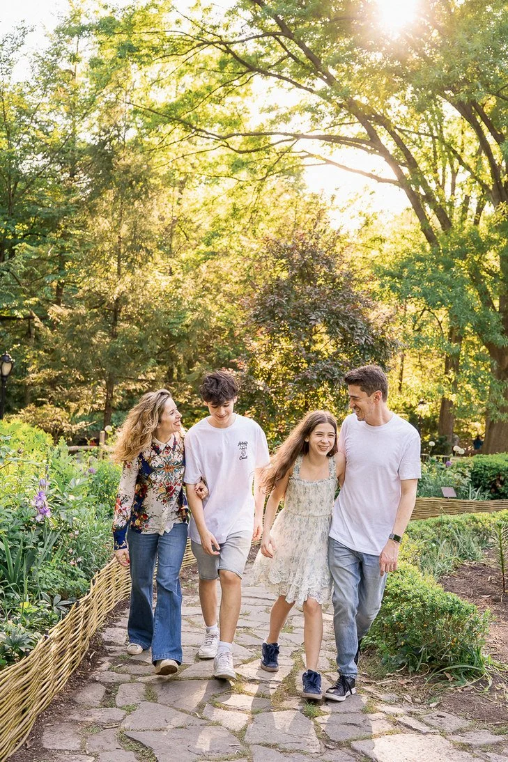 01-teresa-mansbach-parents-walking-with-three-older-children-through-a-garden-id-196.jpg