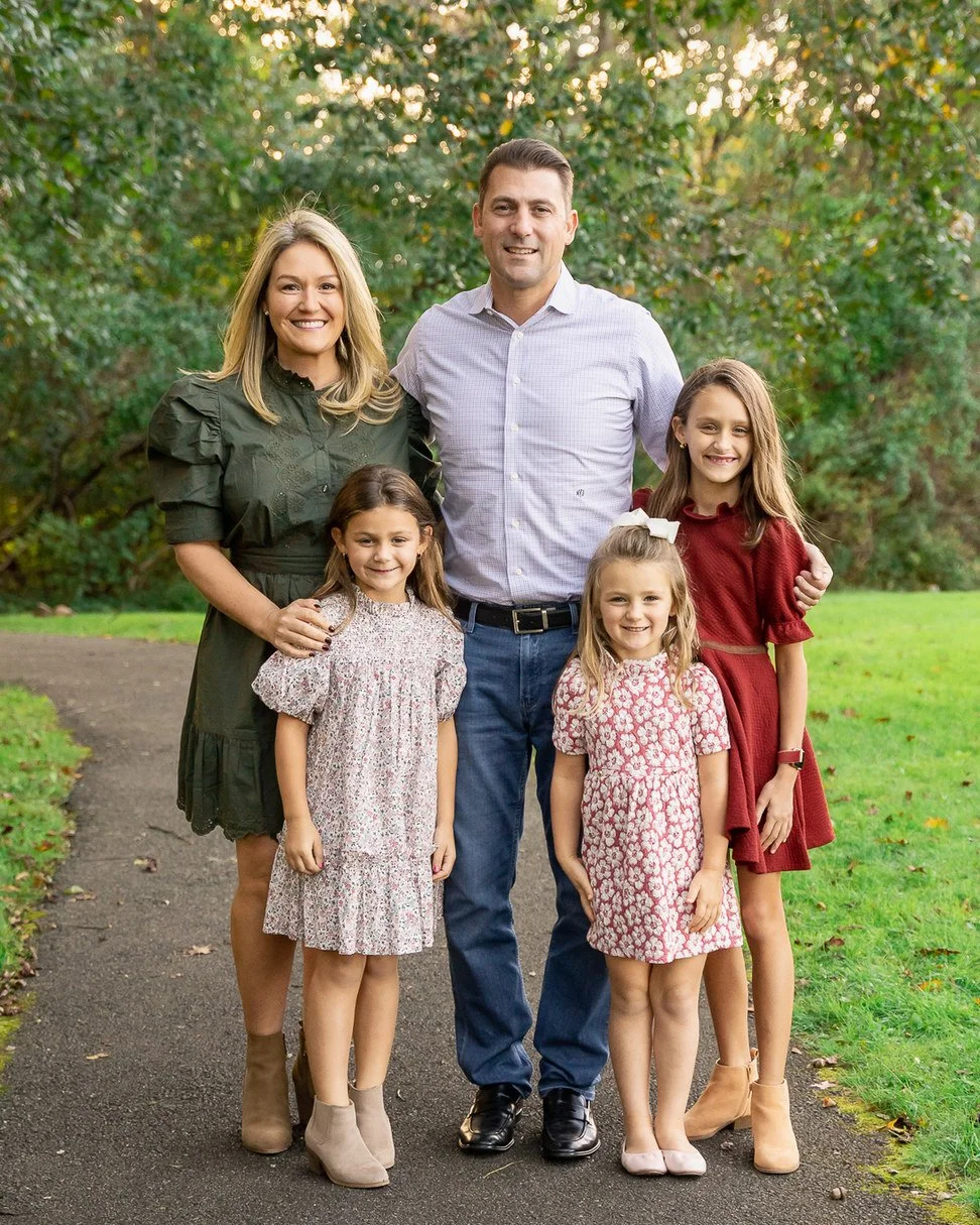 15-teresa-mansbach-parents-with-three-older-daughters-in-a-park-id-245.jpg