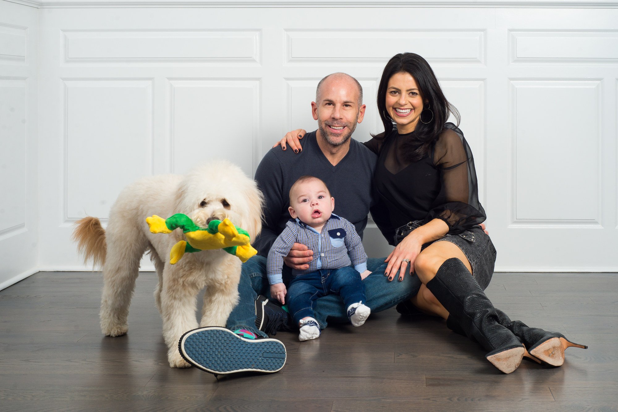 17-teresa-mansbach-parents-seated-indoors-with-their-baby-and-dog-westfield-nj-id-066.jpg