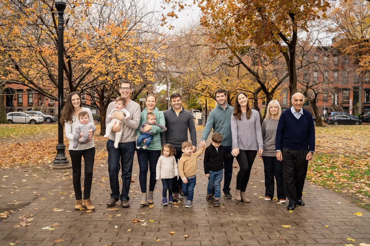 02-teresa-mansbach-large-extended-family-walking-together-through-an-autumn-park-jersey-city-nj-id-097.jpg