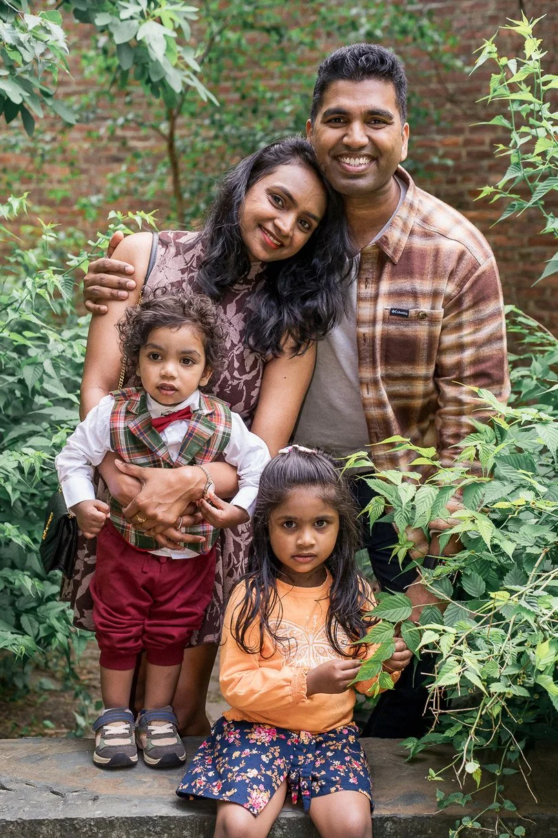 17-teresa-mansbach-parents-with-two-young-children-in-a-leafy-garden-id-210.jpg
