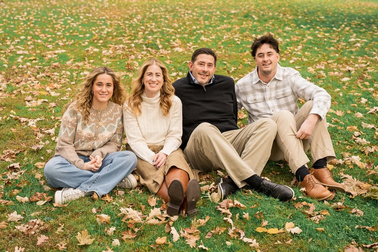 18-teresa-mansbach-family-with-two-older-sons-seated-together-in-autumn-leaves-id-067.jpg