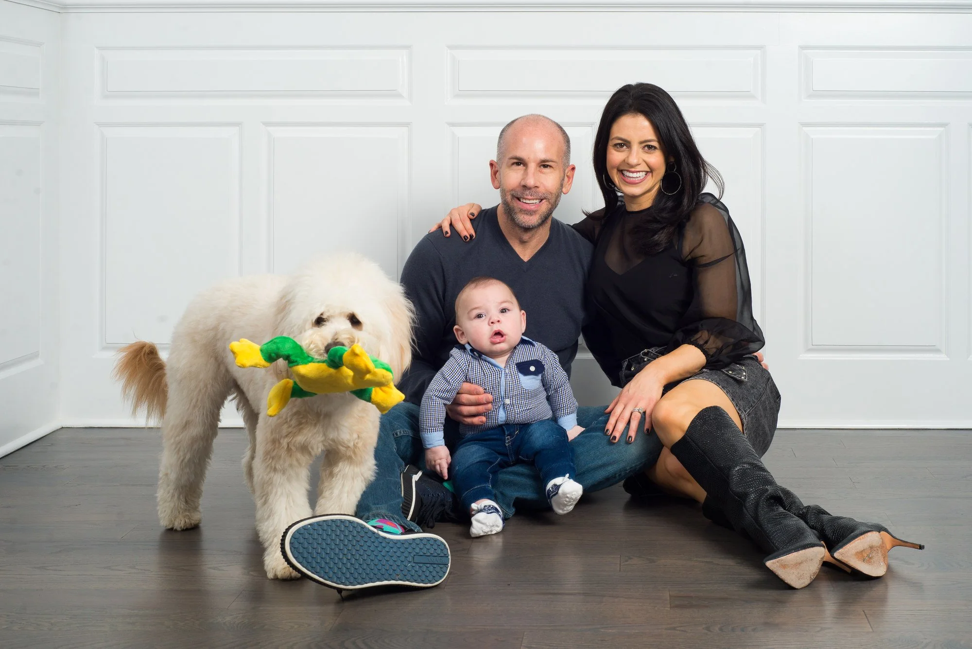 06-teresa-mansbach-parents-seated-indoors-with-their-baby-and-dog-westfield-nj-id-066.jpg