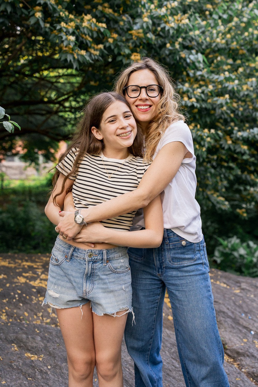 10-teresa-mansbach-mother-hugging-her-teenage-daughter-outdoors-id-200.jpg