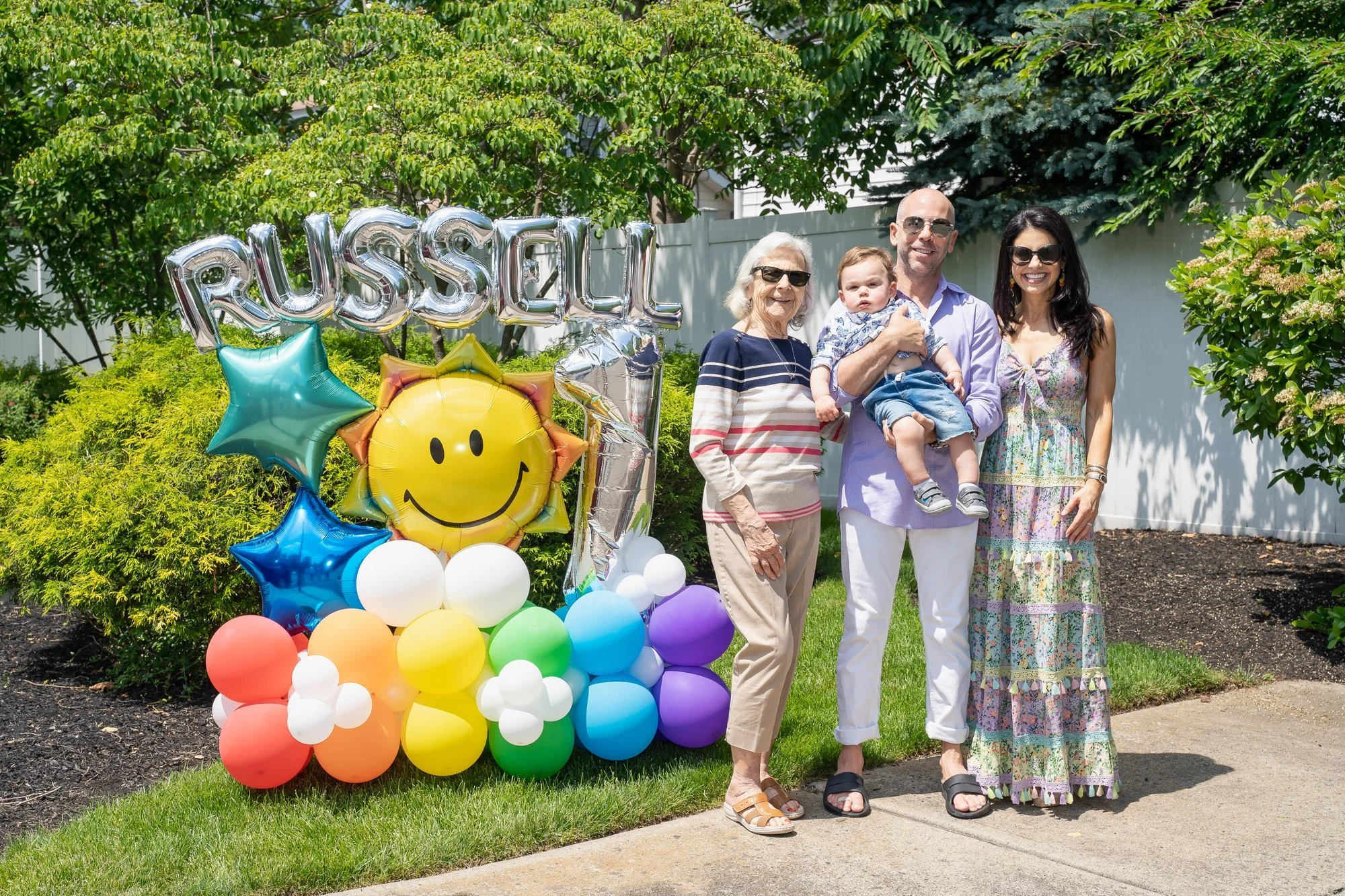 first-birthday-balloon-family-portrait-nj.jpg