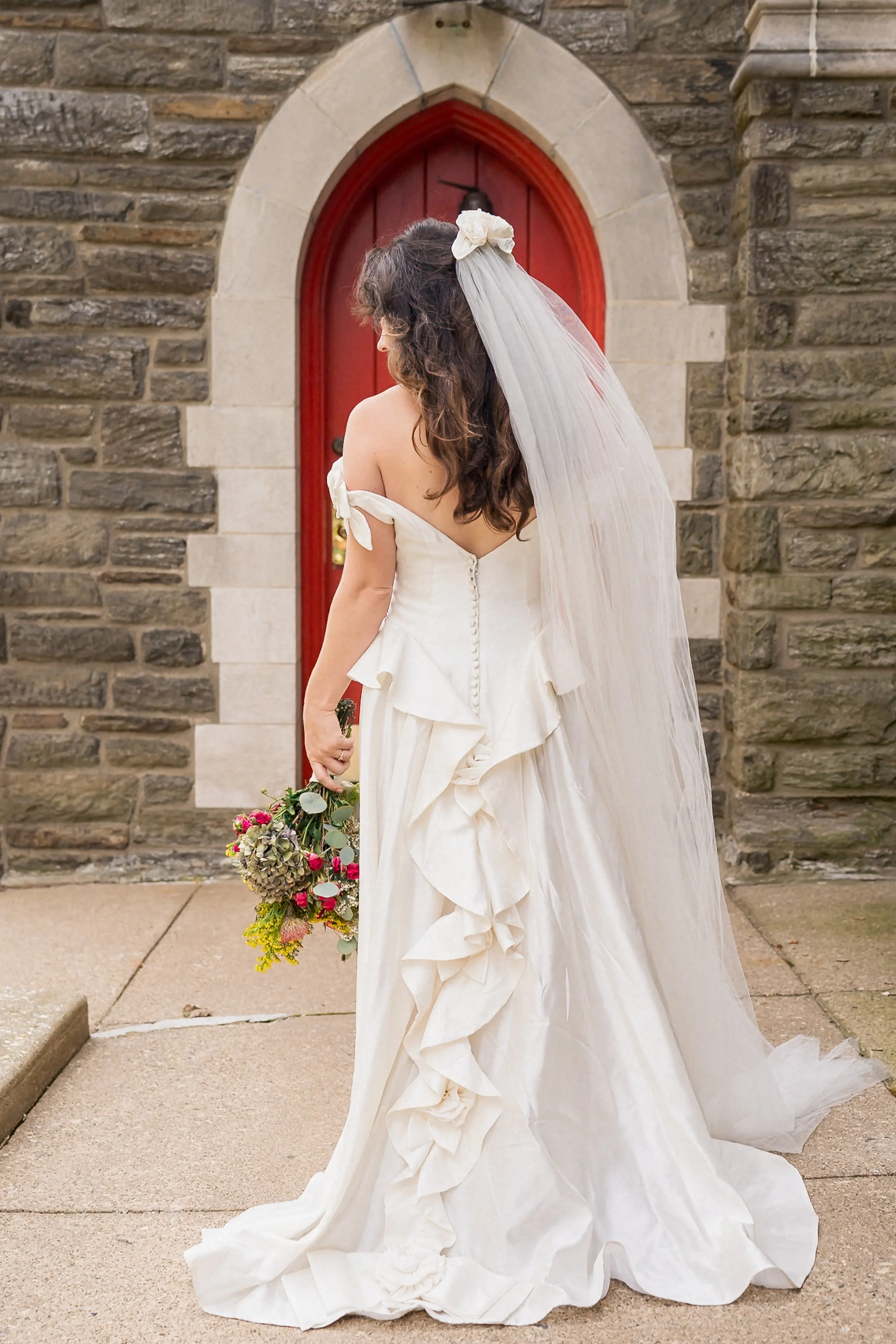 07-vintage-wedding-dress-and-veil-mount-airy.jpg