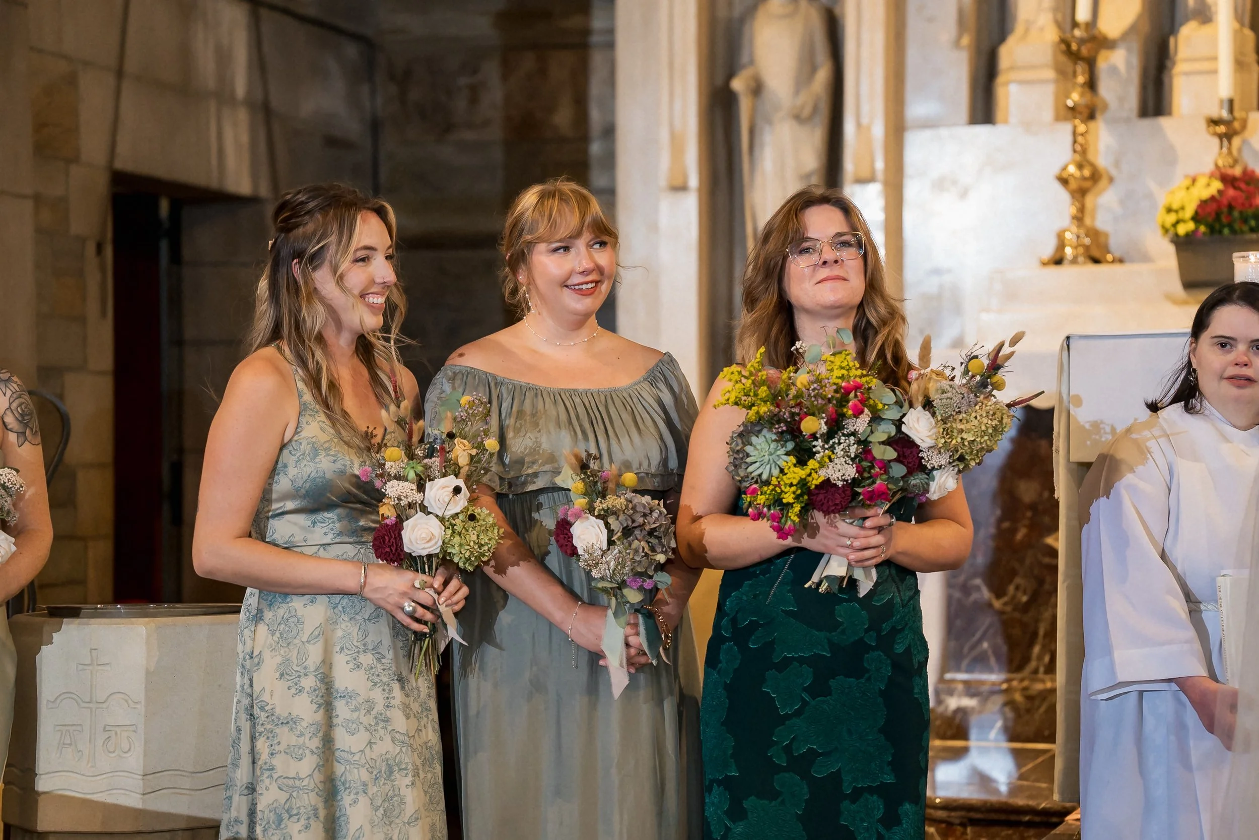 30-emotional-bridesmaids-green-dresses-church.jpg