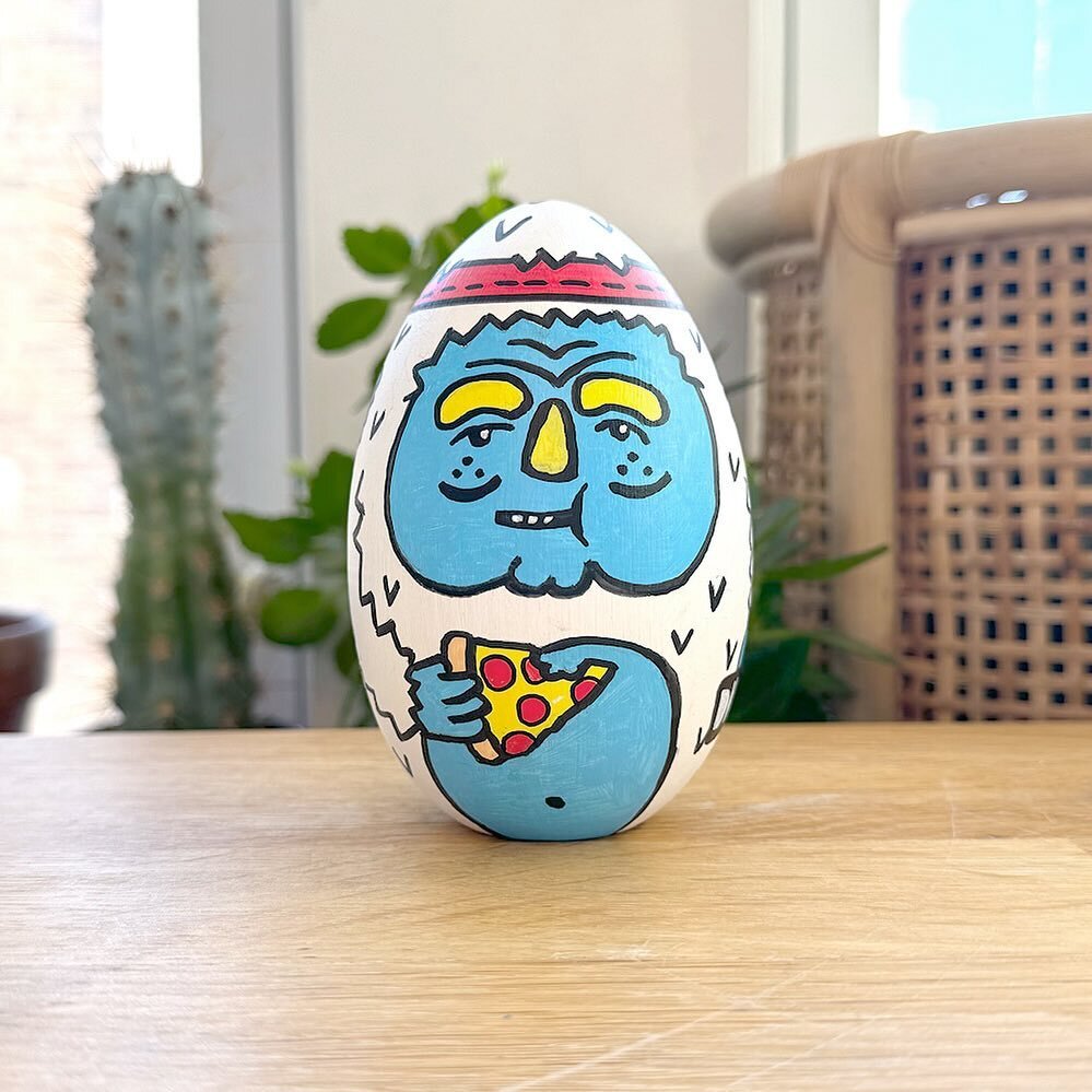 Pizza Yeti eats his pizza hot or cold. 4.5 inch solid wood egg is available in the shop. #eggprize #design #yeti #pizza #pepperoni #egg #eggart #sculpture #shopsmall #illustration #DK