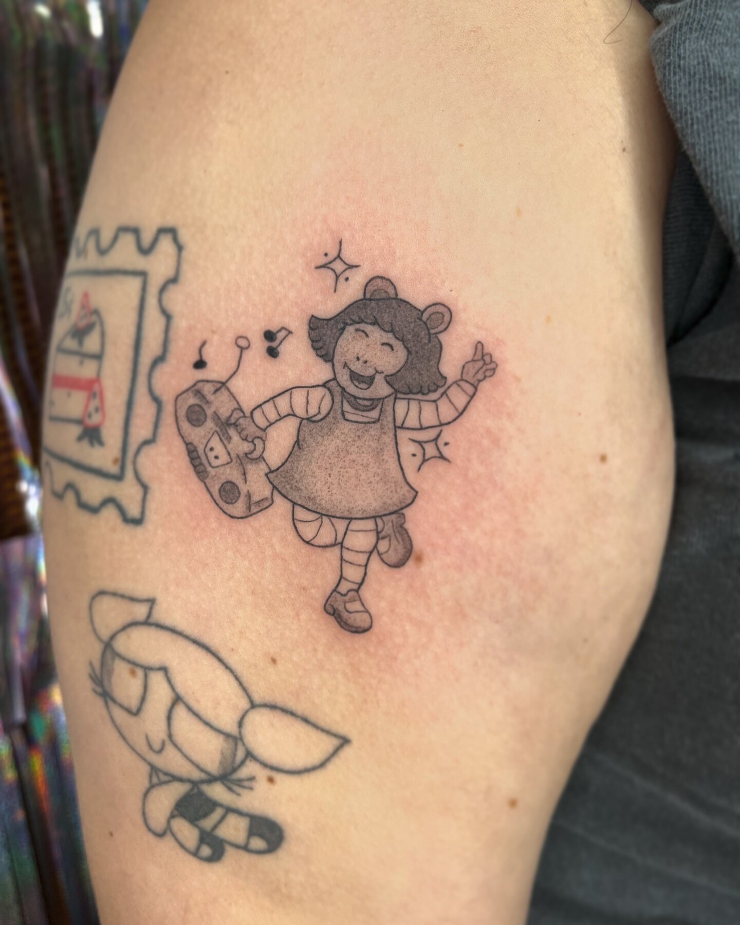 Hey! DW!!! 🥹 This was such a cute custom! This tattoo gave me so much nostalgia as I was a big Arthur fan 😍. Thank you Danielle for the trust, done @puchica.studio 
.
&bull; I&rsquo;m still booking for January and February! Booking link in bio.
.
.