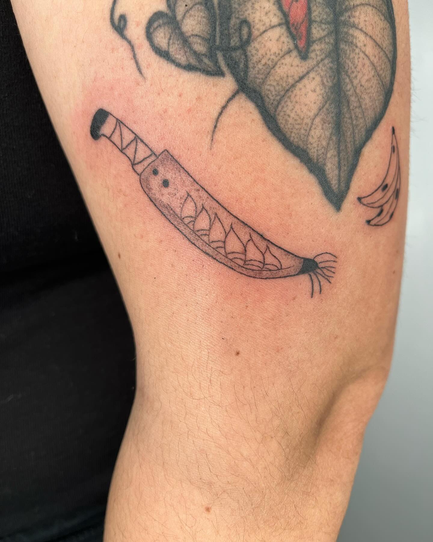 Sweet Lil machete (corbo) and platanos from my Salvi Flash. I did these while guesting in Chicago! Done @dwellingtattoo ☺️! Thank you Amanda for the trust 🥰. 
.
.
.
#latattooshop #latattooartist #latattoos #eastlatattooartist #tattoolosangeles #chic