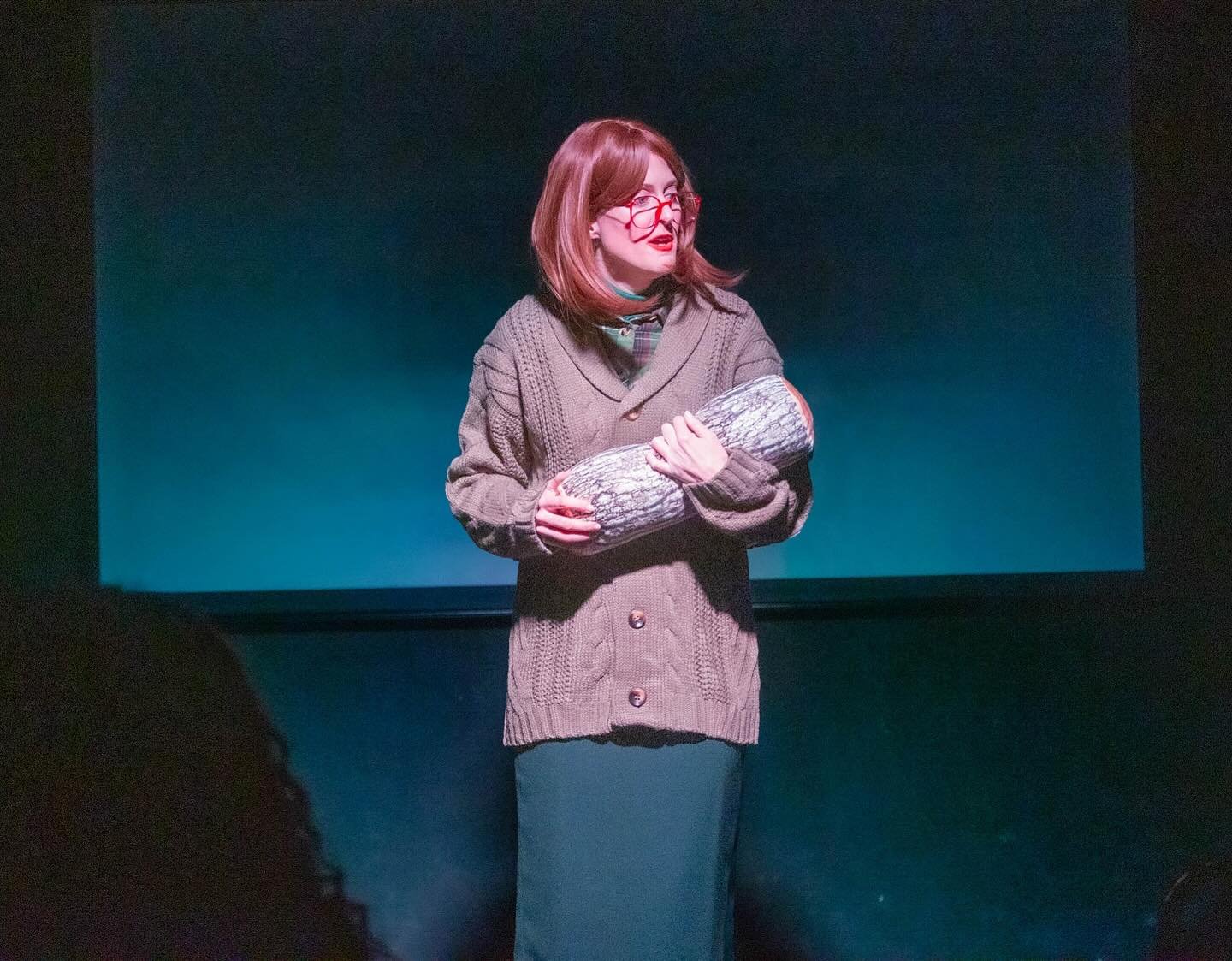 putting on this special wig and carrying this (polyester plush) log is a real honor ❤️🪵 thank you for having me on the Mullholland Drive-Thru show, @satellemusic and @spectral_shawn, it was an absolute blast ☕️❤️🥧

📸: @glennduenasphotography