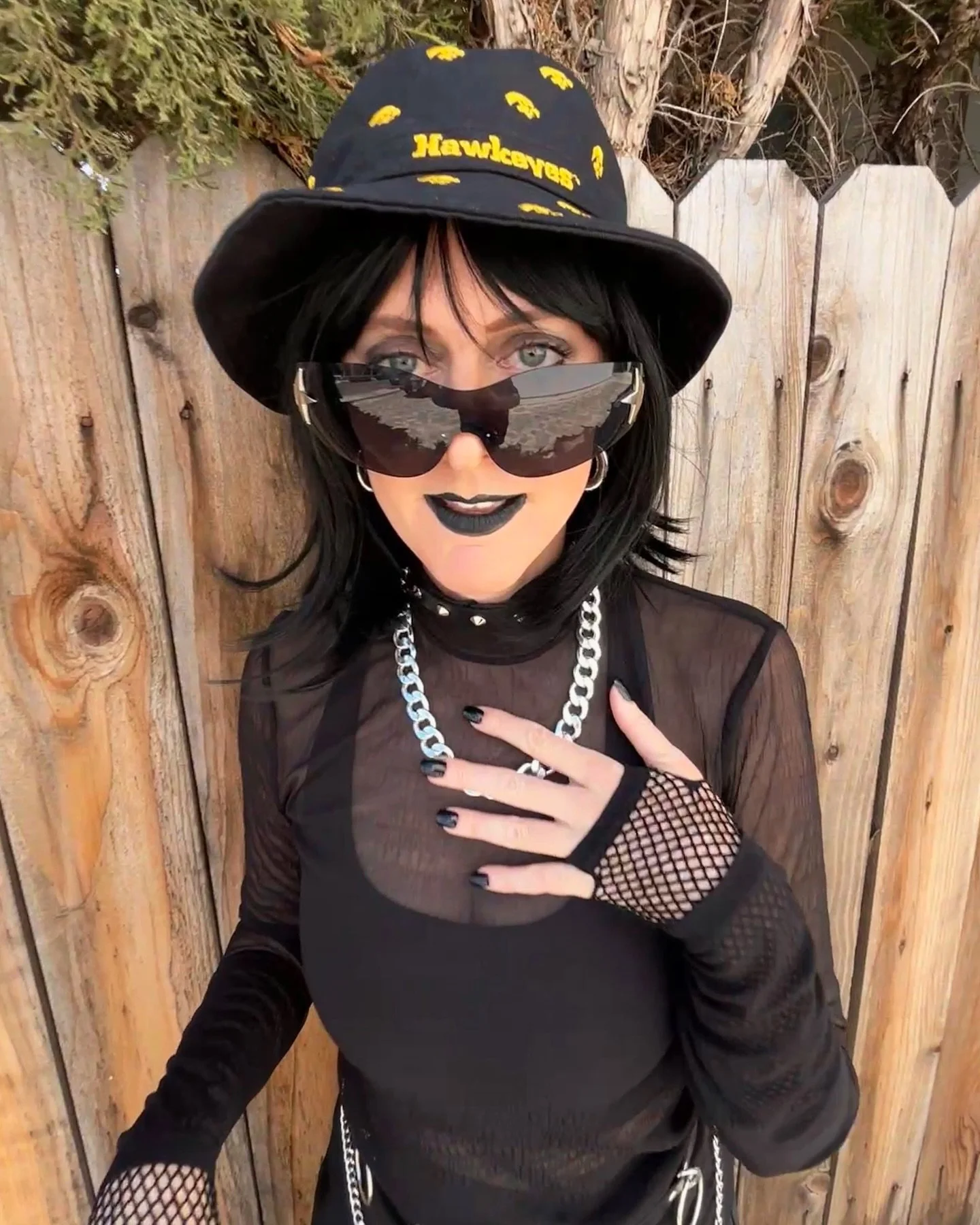 it&rsquo;s like they say, you can take the goth out of iowa but you can&rsquo;t take the iowa out of the goth or something like that

📷: @bow3000