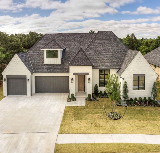 Exterior ❤️...1400 regency bridge circle &bull;
&bull;
&bull;
&bull;
#bridgewayhomesokc #newhome #edmondhomes #edmond #newconstruction #paintedbrick #homedesign #homeexterior