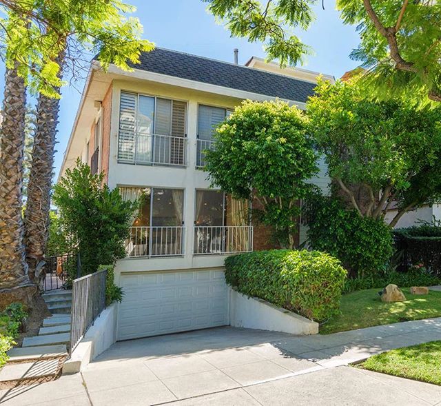 🚨 NEW POCKET LISTING! BEST LOCATION in Beverly Hills!
.
Front Unit Condo
Price: $1,500,000
Bedrooms: 3
Bathrooms: 3
1,806 sq ft
.
Contact: 
Cathy Kamran 310.430.5346
Camyar Shoham 310.433.2190