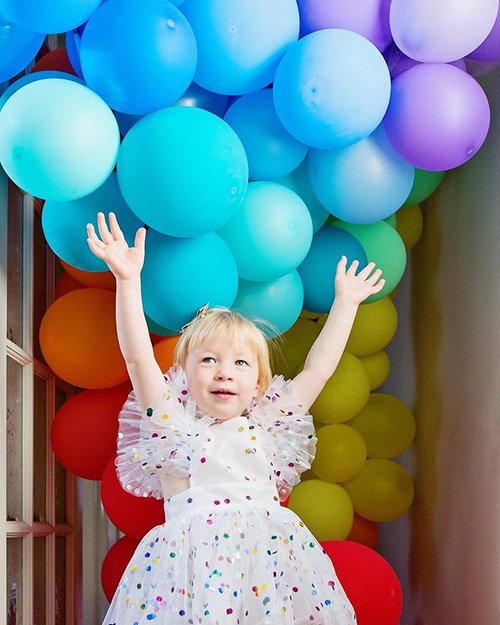 The Easiest DIY Rainbow Balloon Arch