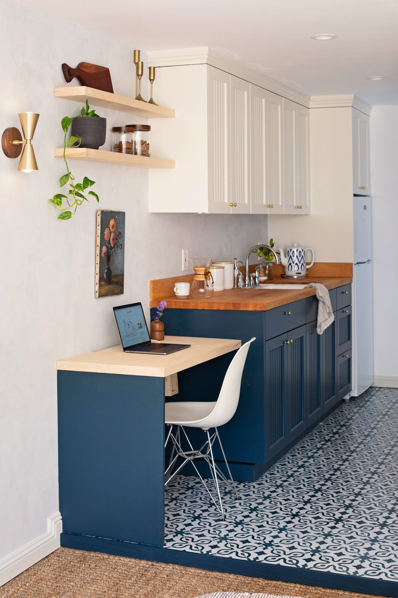  The navy from the cabinets and the pattern on the floor are the same shade for a cohesive feel. 