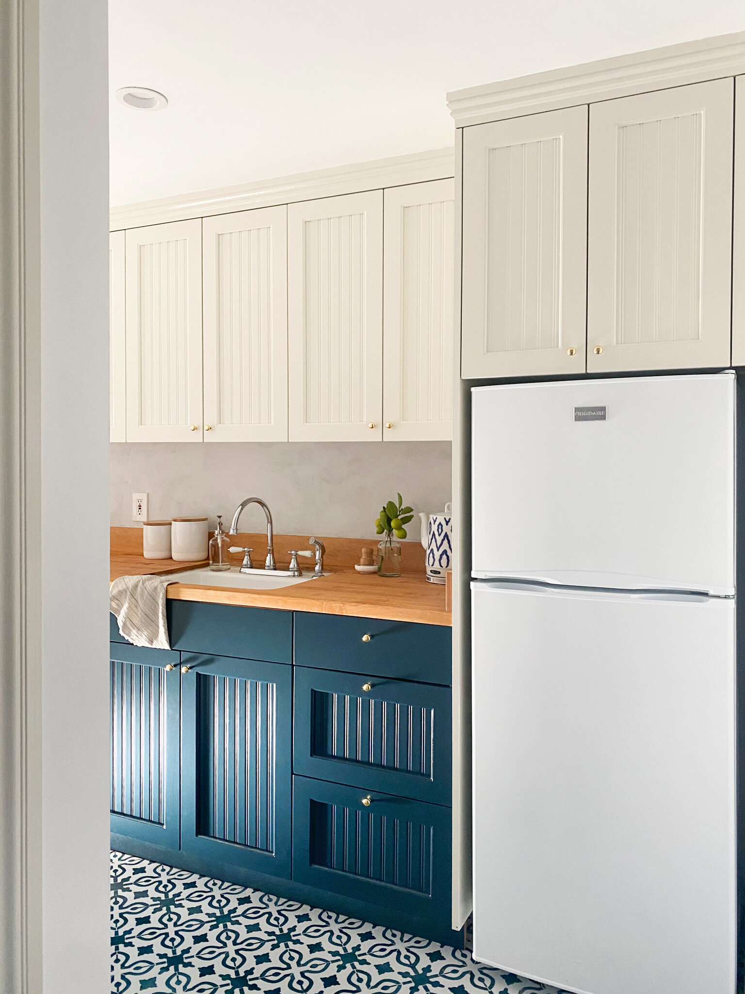  The fridge blends in with the white upper cabinets and sidewall painted to match. 