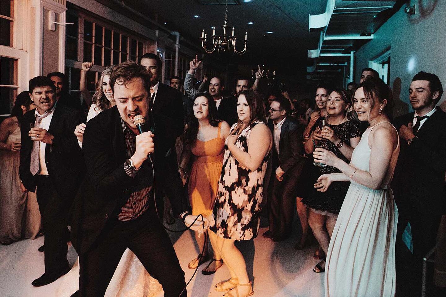 Wedding szn in full swing! We&rsquo;re back baby! 💍🥂🕺🏻

#weddingband #weddingseason #toronto #torontowedding #yyz #live #liveband #weddingmusic #torontoband #weddingday