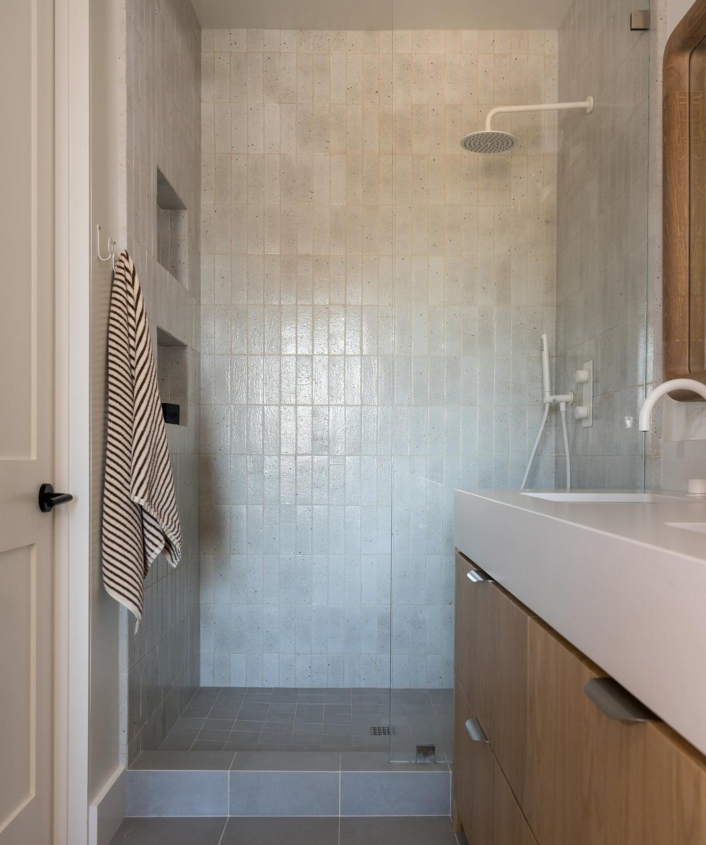 Simple, crisp, modern, timeless 🚿 #otistakesfoxpointfarmsproject // 📸: @charlotteleaphotography