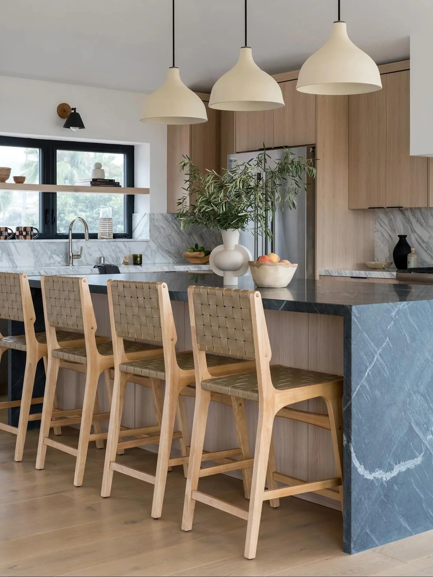 wouldn&rsquo;t mind spending a Sunday morning whipping up some breakfast right about here ☝🏼 our #oceanviewsfordaysproject blended a crisp, modern vibe with that lived-in, coastal California feel we all know and love
Design: @solsticeinteriors 
Phot