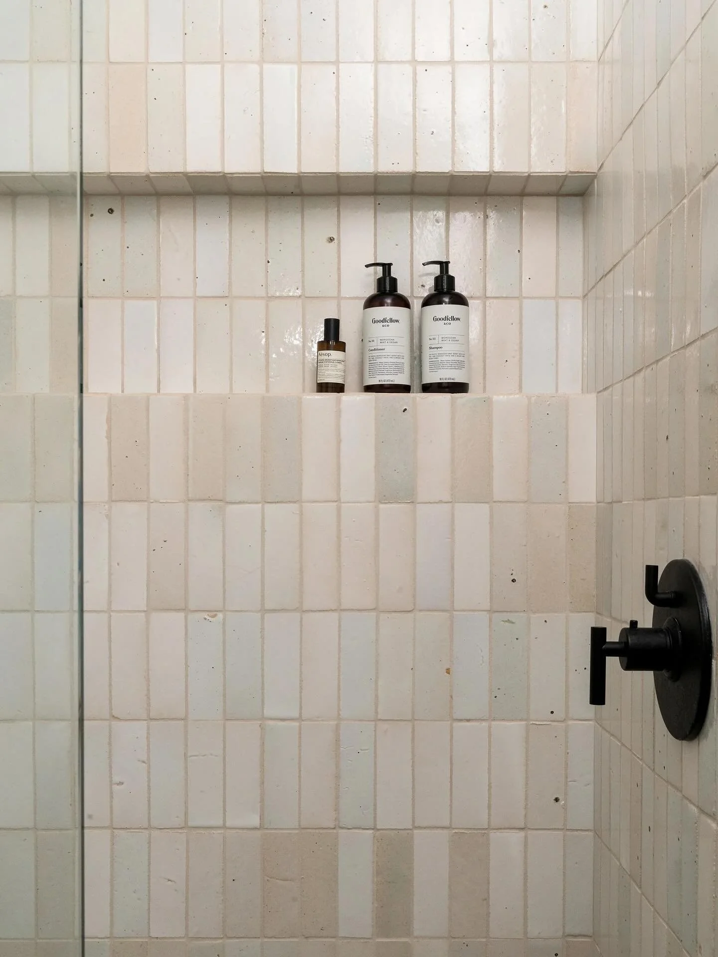 an ode to mitering your tile edges, because these little details matter the most (trust us!!!) // all interiors by @solsticeinteriors + photos by @charlotteleaphotography