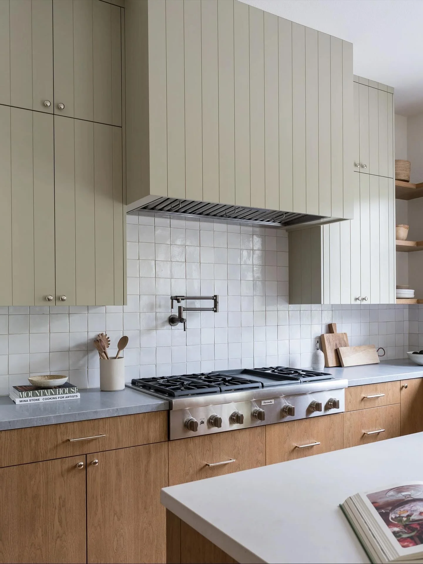 this is a love story about mixing metals 🎺⛓️ kitchens, bathrooms - you name it, I&rsquo;m here for it. It&rsquo;s something we do on just about every project as it&rsquo;s those small details that make the biggest difference. I see flip homes with m