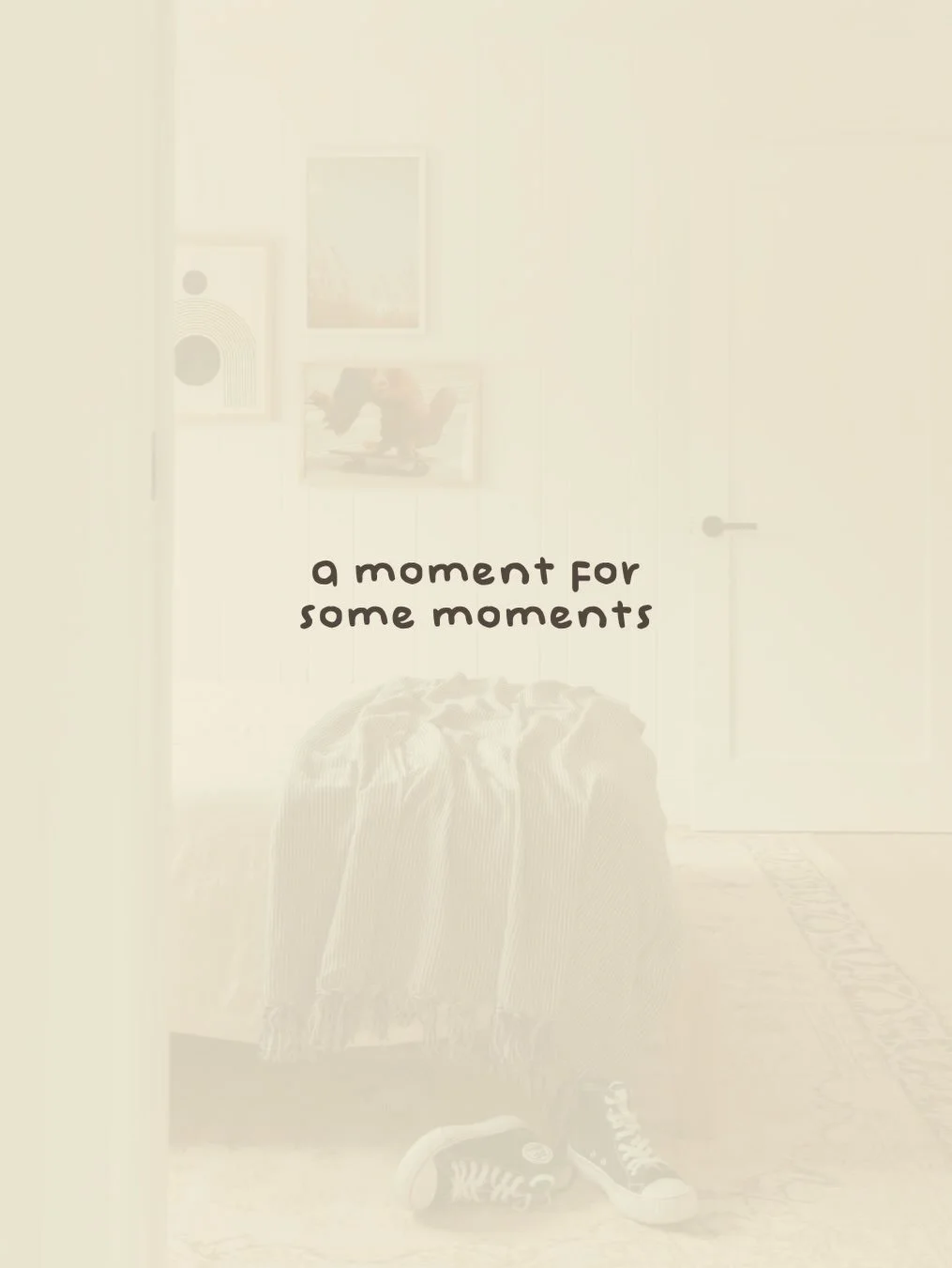 a moment for some moments 🤌🏼 mixed width and randomly placed shiplap paneling in a bedroom, two-toned cabinets and hardware (that&rsquo;s a sneaky one😂), a custom tiled oak tray with an accent stripe, open shelving nooks flanking a kitchen hood th