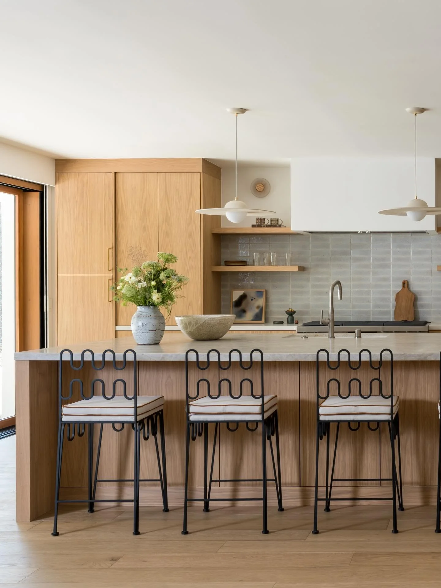More sneak peeks of our Golden Hour project because it&rsquo;s just too pretty not to share! The kitchen aka the heart of the home captures a modern and crisp feel, a blend of warm and cool tones, mixed metals, and subtle textured layered in. If a br